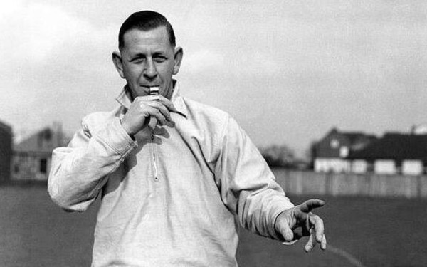 Η ιστορία της κίτρινης και της κόκκινης κάρτας: Από τα φανάρια του δρόμου στα ποδοσφαιρικά γήπεδα