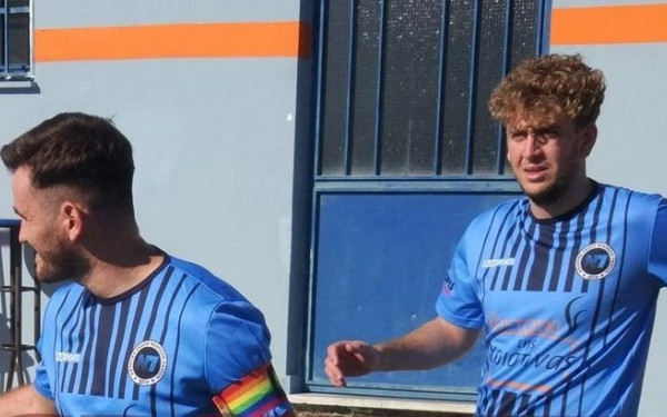 Η Νεάπολη Πατρών έγινε η πρώτη ομάδα στην Ελλάδα που φόρεσε περιβραχιόνιο στα χρώματα της ΛΟΑΤΚΙ+ κοινότητας