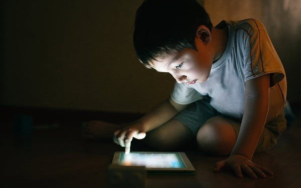 Χαμένα στο... διαδίκτυο: Οι ειδικοί συμβουλεύουν τους γονείς για τον εθισμό των παιδιών τους (βίντεο)