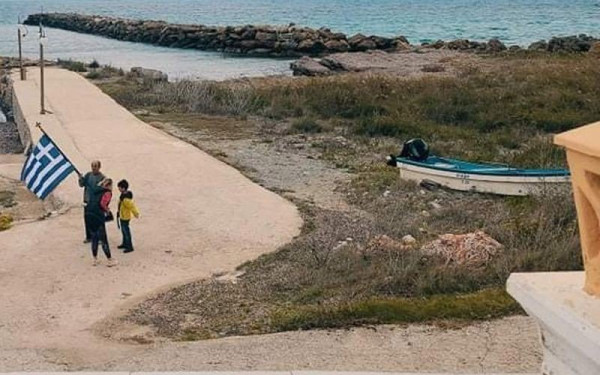 Ρίγη συγκίνησης στην παρέλαση του Μαθρακίου από τον μοναδικό μαθητή του σχολείου (φωτ.)