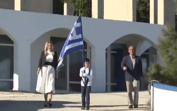 Ο 9χρονος Τάσος παρέλασε περήφανα μόνος στο Μαθράκι και ξεδιπλώνει τα όνειρά του (βίντεο)