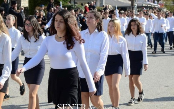 Και η Καστοριά χωρίς μαθητική παρέλαση - Μόνο στρατός, σημαιοφόροι και παραστάτες