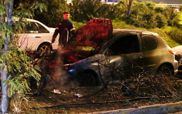 Επεισόδια έξω από το ΣΕΦ - Κάηκαν ένα αυτοκίνητο και ένα μηχανάκι (photos)