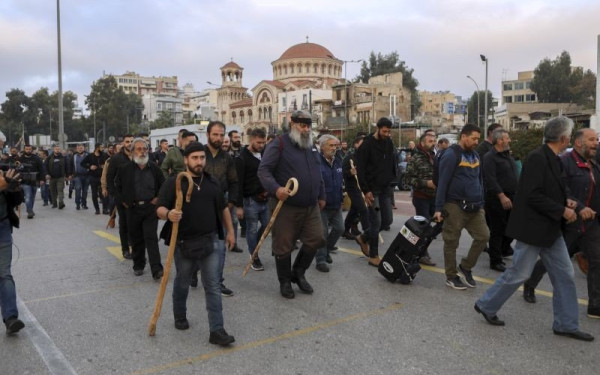 «Απόβαση» 1.500 αγροτών της Κρήτης στον Πειραιά - Μεταβαίνουν στο υπ. Αγροτικής Ανάπτυξης
