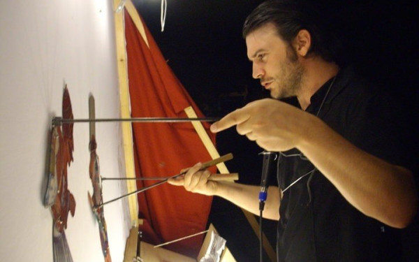 Οι - μόλις - έξι καραγκιοζοπαίχτες της Θεσσαλονίκης και το αύριο της τέχνης τους (φωτ.)