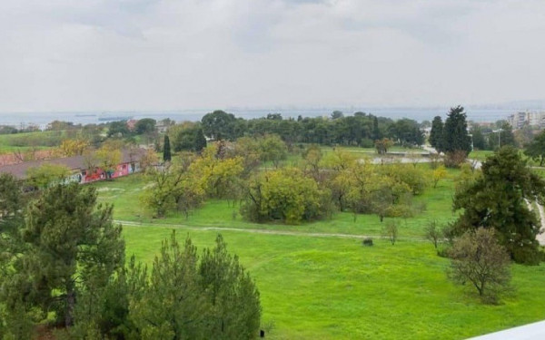 Καλαμαριά: Επίθεση της αντιπολίτευσης στο δήμαρχο - «Παραδίδει τους τελευταίους ελεύθερους χώρους σε ιδιώτες»