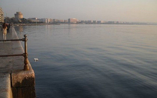 Τραγωδία στη Θεσσαλονίκη: Γυναίκα έπεσε στο Θερμαϊκό και ανασύρθηκε νεκρή