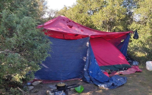 Θεσσαλονίκη: Σύγχρονοι δουλέμποροι - Κρατούσαν αλλοδαπούς παρά τη θέλησή τους σε παράπηγμα (φωτ.)