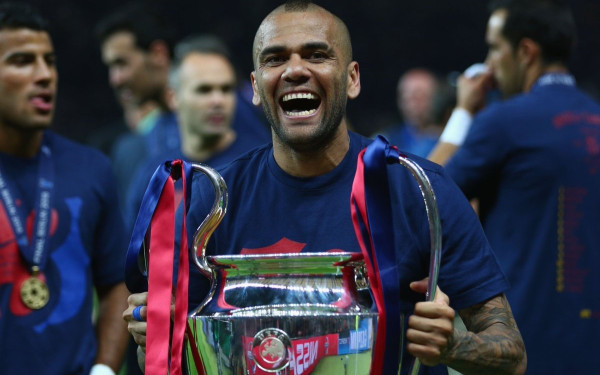 Ντάνι Άλβες: Ένας ποδοσφαιρικός θρύλος που κάποτε άρμεγε αγελάδες (βίντεο)