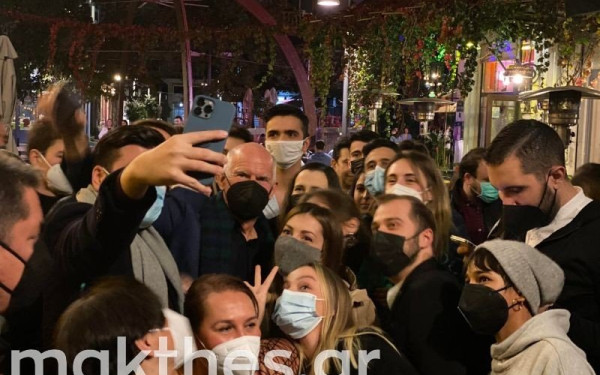 Γ. Παπανδρέου: Selfies, ποτό και συζήτηση με νέους στη Θεσσαλονίκη (Βίντεο-Φωτ.)