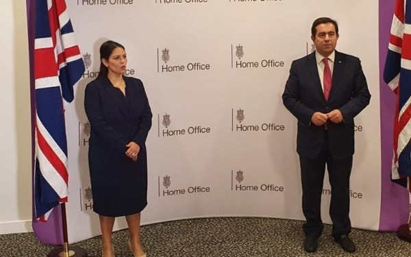 Βρετανία στο μεταναστευτικό: Κάντο όπως ο... Μηταράκης!