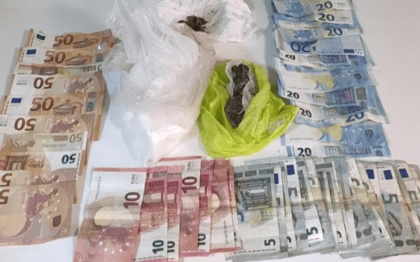 Θεσσαλονίκη: Λαγωνικό της αστυνομίας "ξήλωσε" οικογενειακή επιχείρηση ναρκωτικών - Συνελήφθησαν μάνα και γιος (βίντεο)