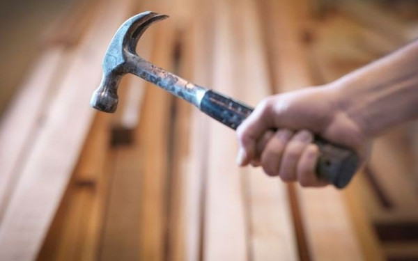 Θεσσαλονίκη: 54χρονος απείλησε αστυνομικούς με σφυρί   