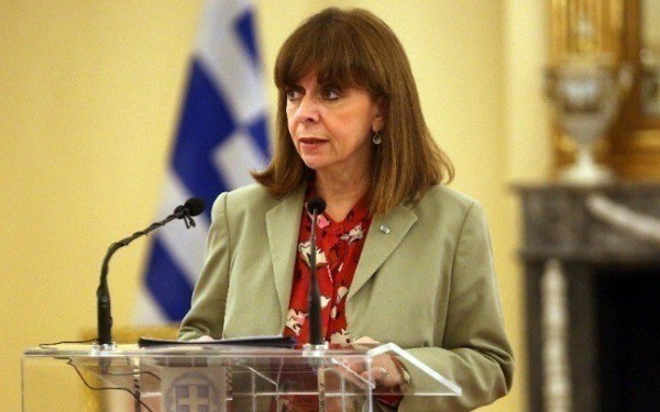 "Είμαστε περήφανοι για εσάς", είπε η Κ. Σακελλαροπούλου στο Χριστουγεννιάτικο μήνυμα προς τους απόδημους