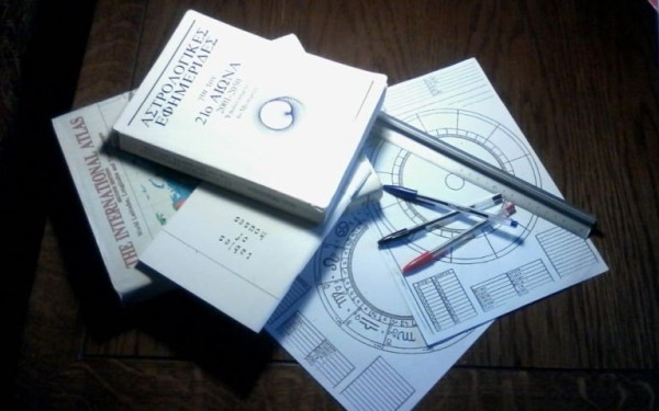  Ναρκισσιστές και λιγότερο έξυπνοι όσοι πιστεύουν στην αστρολογία