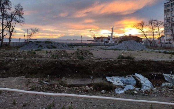 Πόλη Ανάποδα: Ξανά πάρκινγκ η Πλατεία Ελευθερίας: είπατε κάτι για οπισθοδρόμηση, κ. Ζέρβα; (φωτ.)