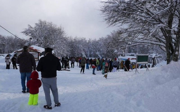 Πλήθος κόσμου στο χιονοδρομικό της Βασιλίτσας (Βίντεο)