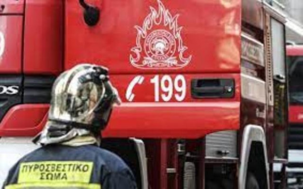 Θεσσαλονίκη: Στις φλόγες δύο Ι.Χ., μία μοτοσικλέτα και μία αποθήκη