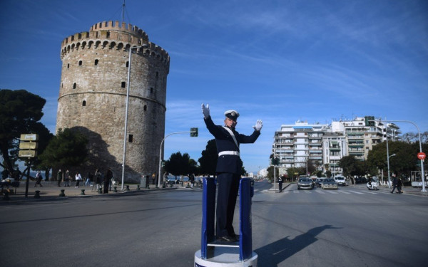 Θεσσαλονίκη: Ο τροχονόμος επιστρέφει στο «βαρέλι» για την τελευταία ημέρα του χρόνου