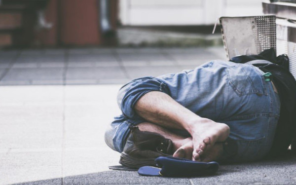 Θεσσαλονίκη: Αιματηρό επεισόδιο μεταξύ αστέγων – Tον μαχαίρωσε τρεις φορές στον ύπνο του 