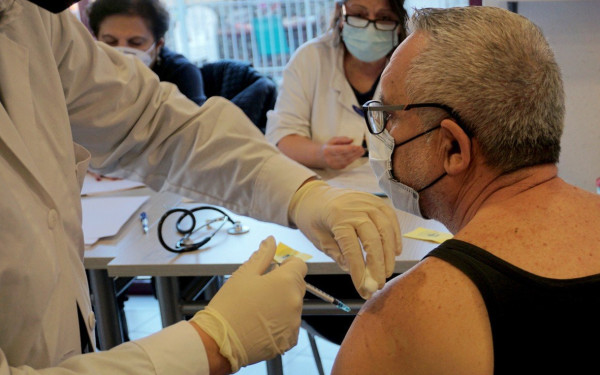 Ξεπέρασαν τις 800.000 οι εμβολιασμοί με τα επικαιροποιημένα εμβόλια για τον κορονοϊό