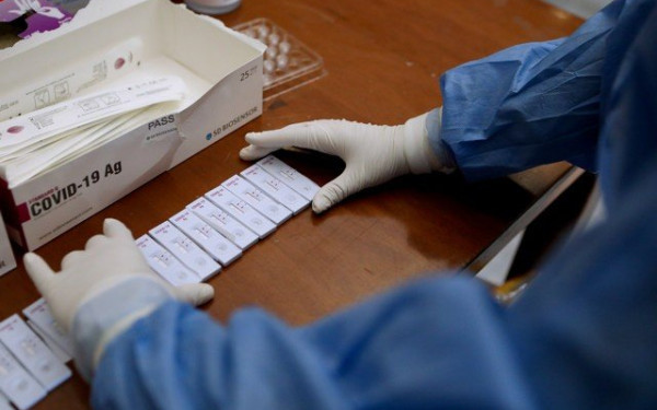 Ο κορονοϊός είναι εδώ: Το διψήφιο ποσοστό θετικότητας στα δωρεάν rapid tests του ΕΟΔΥ 