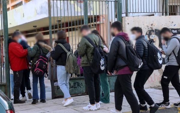 Σαρώνουν γρίπη, ιώσεις και κορονοϊός: «Πονοκέφαλος» η επιστροφή των μαθητών στα σχολεία