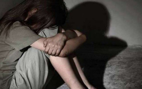 Νέα φρίκη στο Ηράκλειο: Πατέρας βίαζε και εξέδιδε την ανήλικη κόρη του - Τι καταγγέλλει η κοπέλα