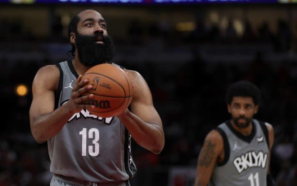 NBA: Ο Χάρντεν προθυμοποιείται να... εμβολιάσει τον Ίρβινγκ (βίντεο)