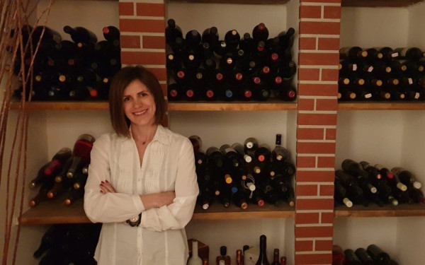 Η «ιπτάμενη οινολόγος» από τη Φλώρινα που ταξιδεύει συνεχώς για χάρη του κρασιού