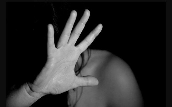 Άγιος Παντελεήμονας: «Θα είσαι γυναίκα μου ή θα σε σκοτώσω», λέει η γυναίκα που έπεσε ξανά θύμα του Αιγύπτιο (βίντεο)