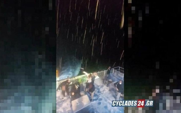 Έπαιξαν χιονοπόλεμο στο κατάστρωμα του πλοίου... μεσοπέλαγα (βίντεο)