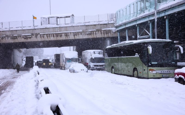 Κακοκαιρία «Μπάρμπαρα»: Εγκλωβισμένα λεωφορεία στη Λαμία