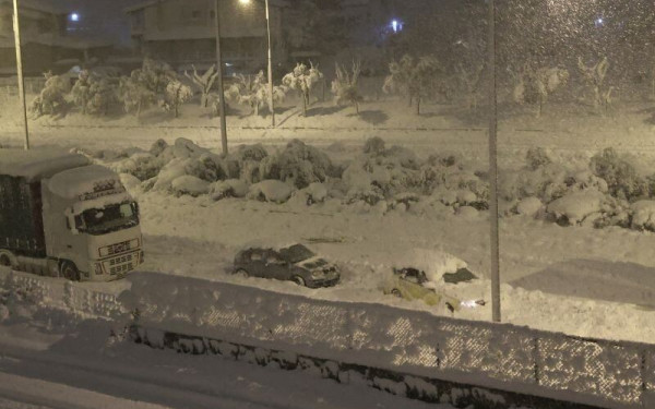 Ολονύχτια επιχείρηση στρατού και ΕΚΑΜ στην Αττική Οδό – Γενική αργία & κλειστά σχολεία σε 7 περιοχές (βίντεο-φωτ.)