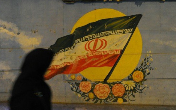 «Μη γυρίσεις στο Ιράν γιατί...» Απειλούν σκακίστρια γιατί αγωνίστηκε χωρίς μαντήλα