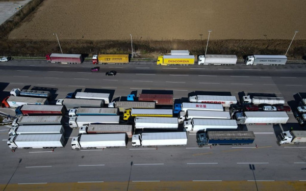 Η «Μπάρμπαρα» ακινητοποίησε πάνω από 150 νταλίκες στα διόδια Μαλγάρων