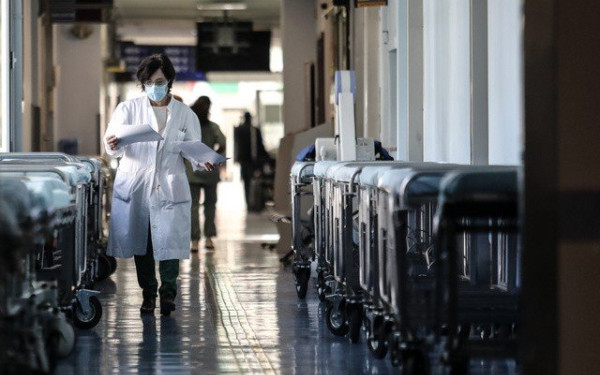 «Ασφυξία» στα νοσοκομεία από κρούσματα κορονοϊού, γρίπης και ιογενών λοιμώξεων - SOS από τους γιατρούς (βίντεο)