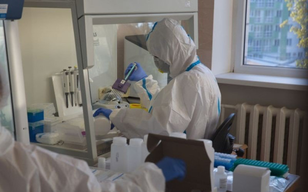 Κορονοϊός: Χαμηλό το επίπεδο κινδύνου της «Κράκεν» για τον γενικό πληθυσμό