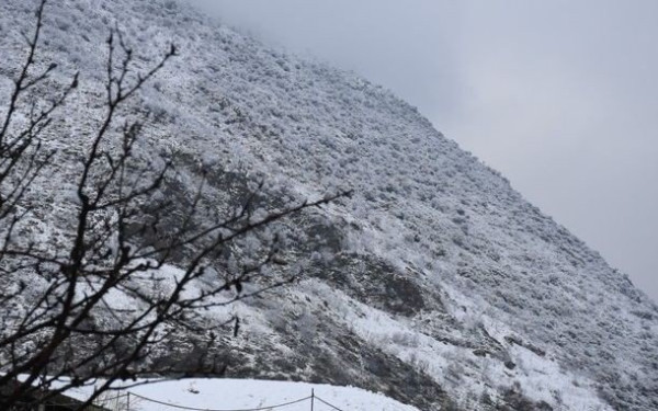 Σε λευκό κλοιό η Βόρεια Ελλάδα: Δείτε ζωντανή εικόνα από τη χιονόπτωση σε Μακεδονία, Ήπειρο, Θεσσαλία