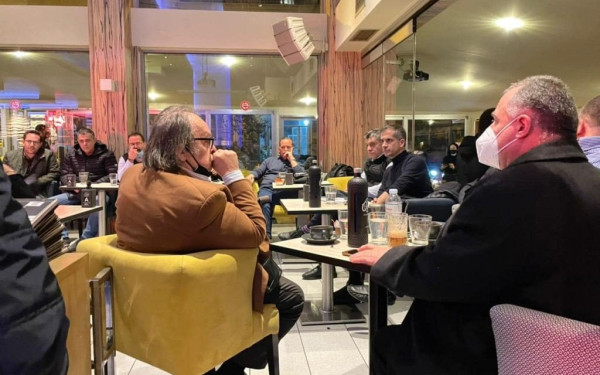 Προσήγαγαν 17 μέλη του «Ρουβίκωνα» επειδή φώναξαν συνθήματα σε ομιλία του Κ. Μπακογιάννη