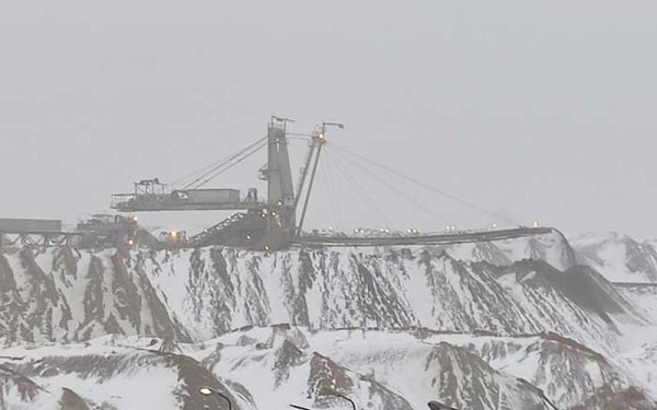 Απόκοσμη εικόνα στα χιονισμένα λιγνιτωρυχεία της ΔΕΗ στην Πτολεμαΐδα (βίντεο & φωτ.)