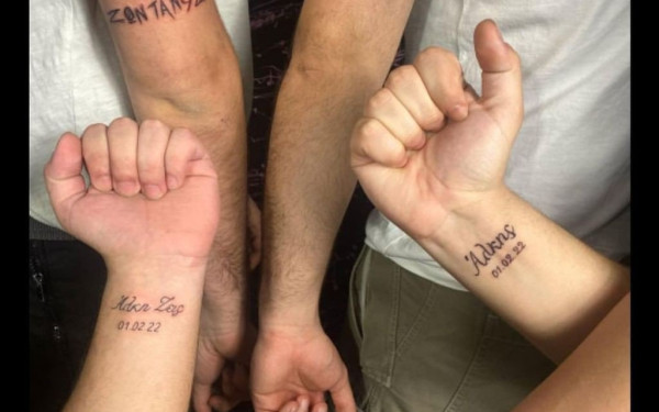 «Η μάνα σου εχθές έχασε έναν γιο. Σήμερα έχει άλλους οκτώ» - Φίλοι του 19χρονου τον «χάραξαν» στο κορμί τους (φωτ.)