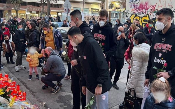 Και η ομάδα μπάσκετ του Ολυμπιακού στο σημείο της δολοφονίας του Άλκη