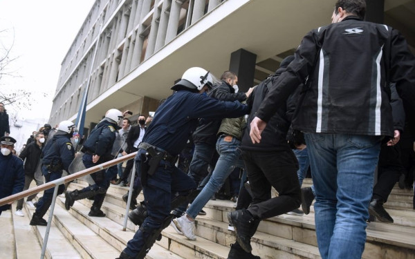 Δολοφονία Άλκη: «Όλα τα στόματα έχουν ανοίξει και ακούγονται αλήθειες», λέει ο συνήγορος του 20χρονου που παραδόθηκε (βίντεο)