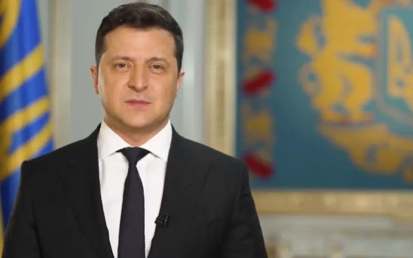 Ουκρανία: Ο πρόεδρος Ζελένσκι καλεί τους πολίτες να υπερασπιστούν τη χώρα και δίνει όπλα