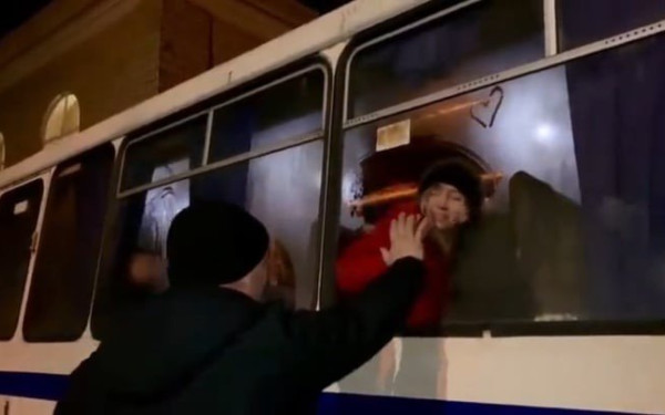 Ουκρανία: Ο συγκλονιστικός αποχαιρετισμός ενός πατέρα στην κόρη του (βίντεο)