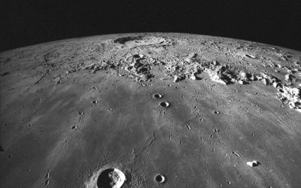 Έρευνα: Πιθανές δεξαμενές νερού τα γυάλινα σφαιρίδια στην επιφάνεια της Σελήνης