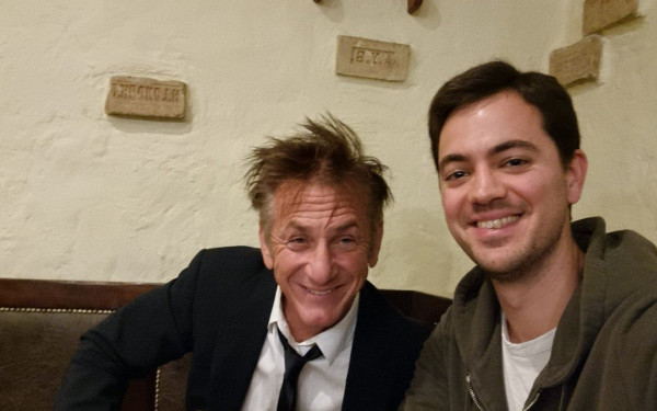 Απίστευτο κι όμως... ουκρανικό: Παραμονή της εισβολής οι σύμβουλοι του Ζελένσκι διασκέδαζαν με τον Σον Πεν στο Προεδρικό Μέγαρο (φωτ.)