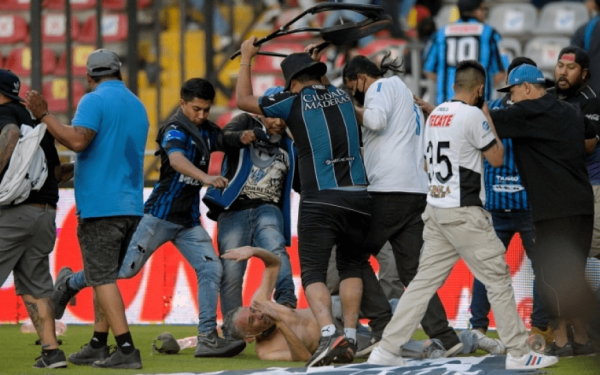 Παγκόσμιο σοκ από τα βίαια επεισόδια μεταξύ οπαδών στο Μεξικό