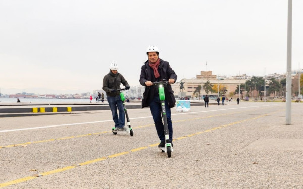 "Έχω και πατίνι... Πάμε μια γρήγορη βόλτα στη Θεσσαλονίκη;"